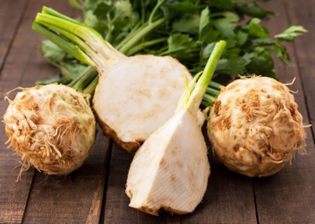 По вкусу корнеплод похож на листовой сельдерей, но имеет более ореховый привкус По вкусу корнеплод похож на листовой сельдерей, но имеет более ореховый привкус