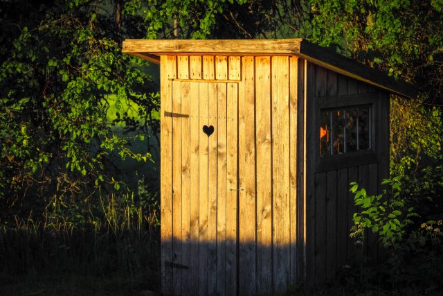 Туалетный вопрос на даче: избавляемся от запаха и ускоряем переработку стоков.