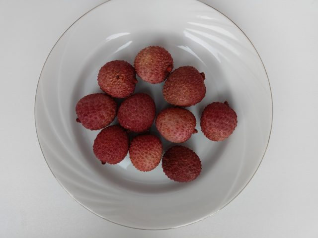 Ягоды личи не зря получили название «глаз дракона», вид у них и впрямь фантастический Ягоды личи не зря получили название «глаз дракона», вид у них и впрямь фантастический